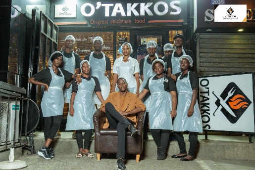 Équipe O'Takkos devant le restaurant