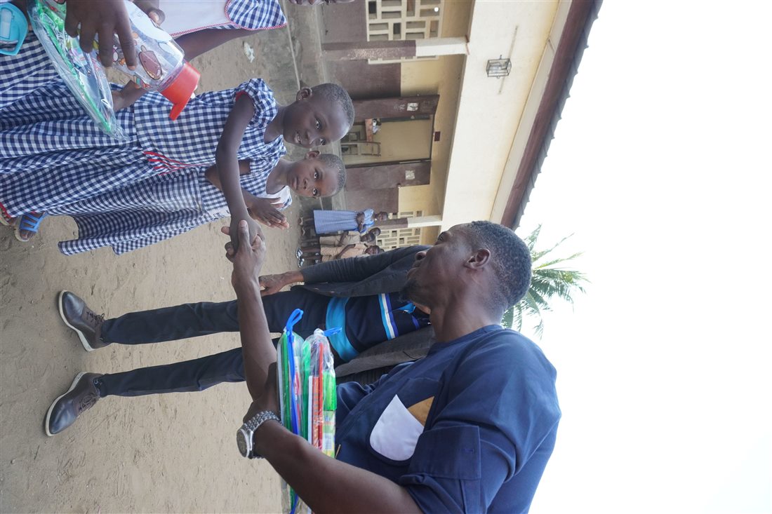 Remise de fournitures scolaires par la Fondation O'Takkos