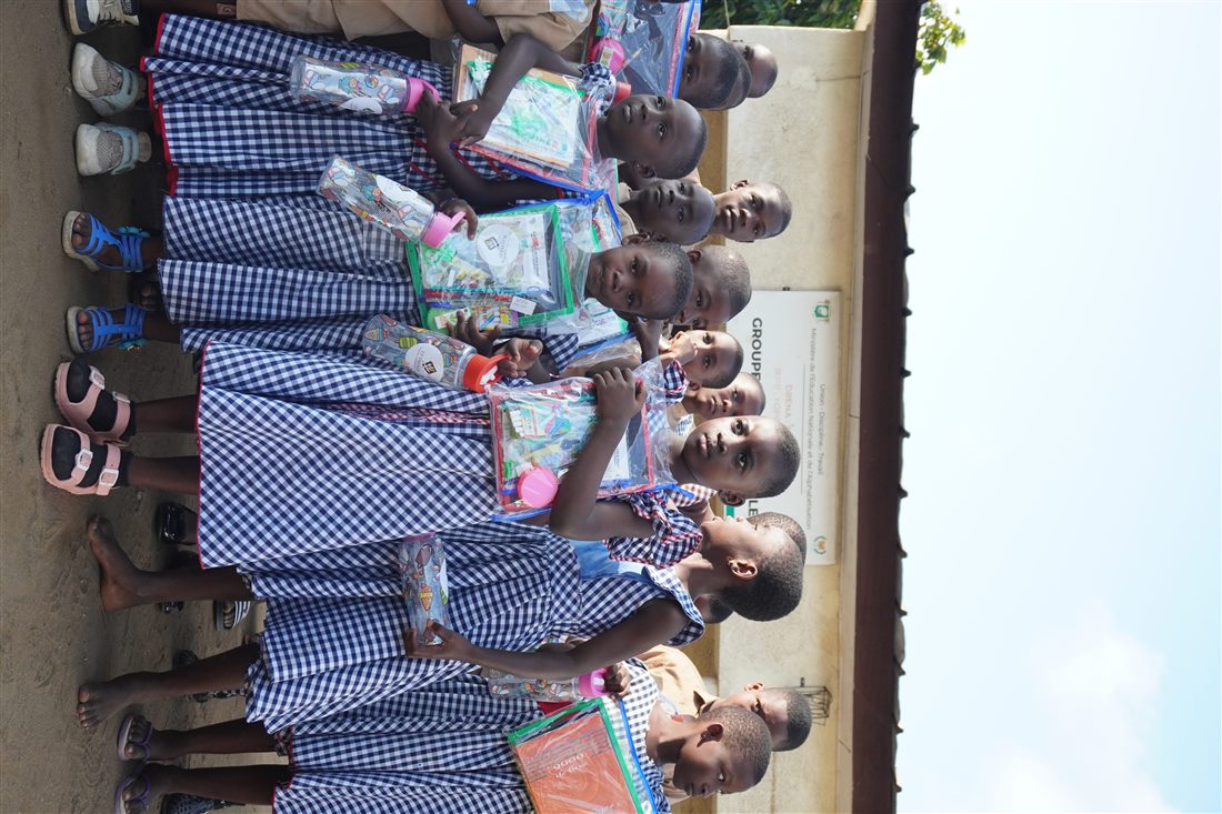 &eacute;l&egrave;ves b&eacute;n&eacute;ficiaires avec leurs kits Fondation O'Takkos