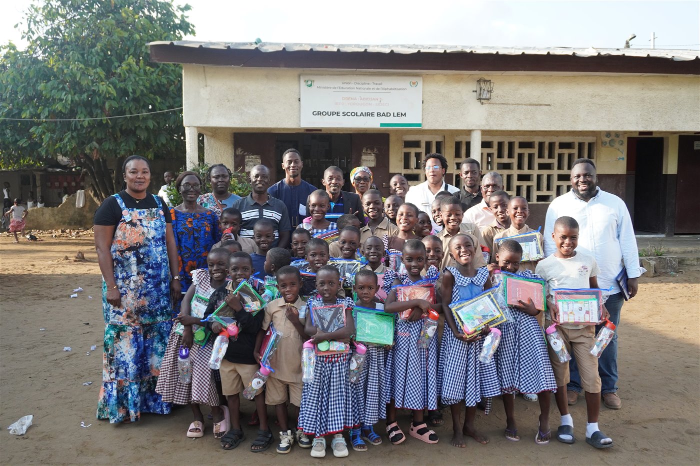 Photo de groupe apr&egrave;s une action solidaire de la Fondation O'Takkos