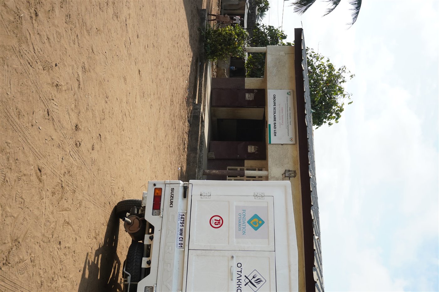 Fondation O'Takkos devant une &eacute;cole en C&ocirc;te d'Ivoire